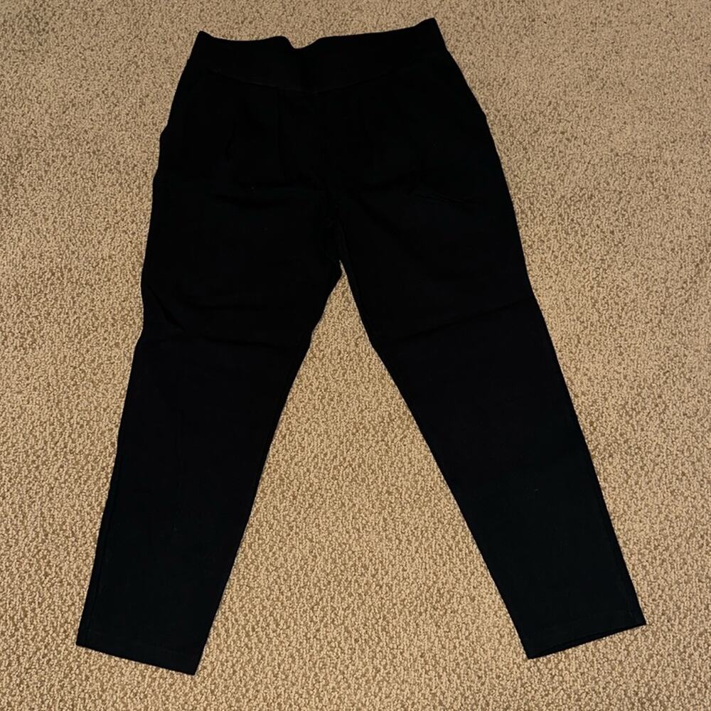 Modern Ambition black pleated pants - size M